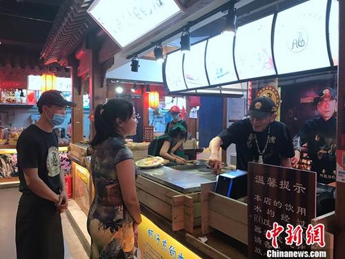7月14日，台湾十大夜市之一的高雄六合夜市进驻北京。 <a target=